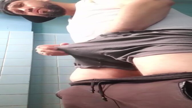 Solo hombre con verga grande se relaja y masturbate