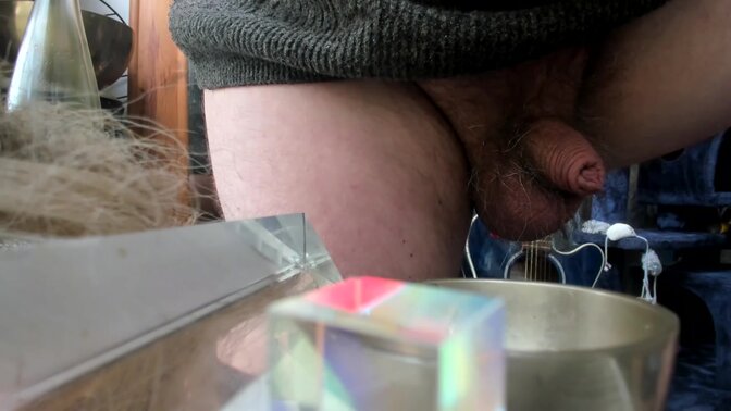 Solo male jacks it on cam in French