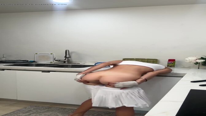 Sporty babe exposes her nude body in kitchen