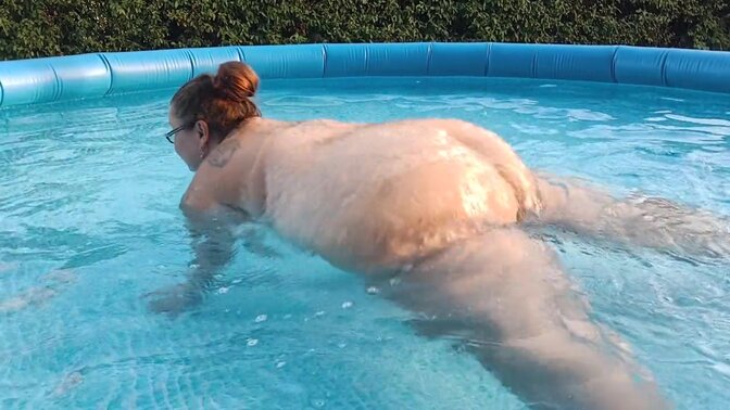 SSBBW Viola Tittenfee plays in pool with big tiddy fun