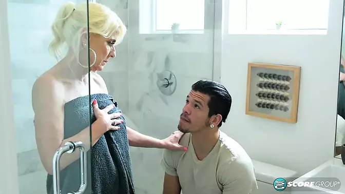 Step-son's Lovely Anal Fuck of Mom's Ass