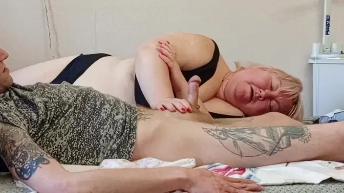 Stepmom's Handjob and Deepthroat Break