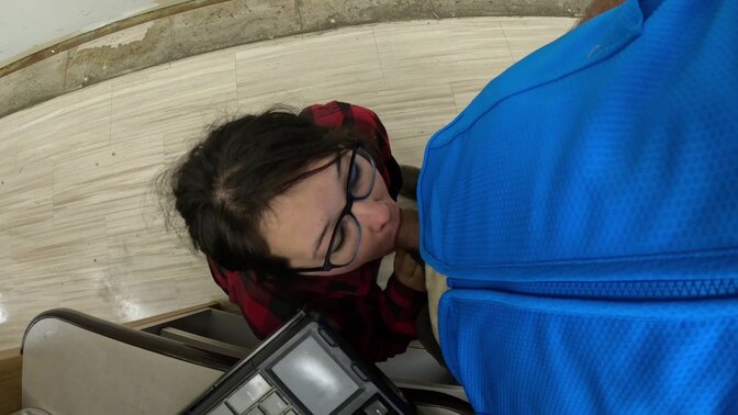 Stepsis sucks cock on the clock before swallowing his load