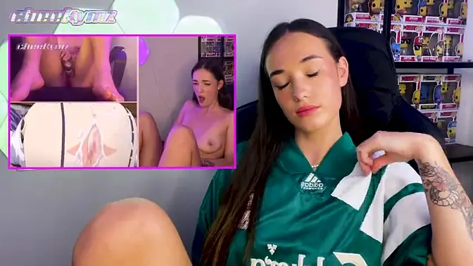 Succubus Seduction: Cheekymz Merus fucks herself with a massive sex toy