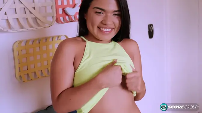 Summer Cols gets off with her hand in 4K Ultra HD