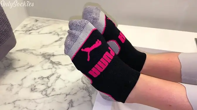 Tania Amazon gives sneaky footjob in the bathroom