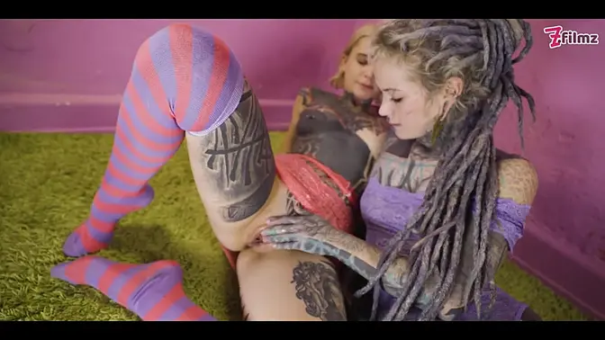 Tattooed alt girl ditches fingers in her hot pornstars goth pussy