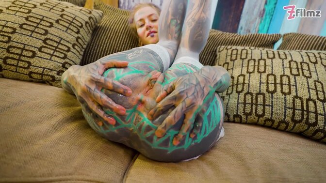 Tattooed and skiny GF fingered to climax