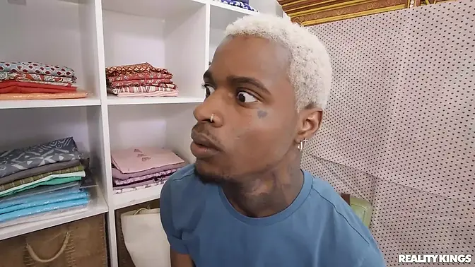 Tattooed Hazel worships big cock with hairy pits