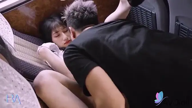 Tattooed hot sexy girl Xiao Ye Ye gets fucked on the bus
