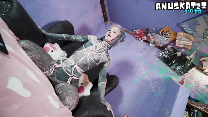 Tattooed model goes wild with anal play during live show