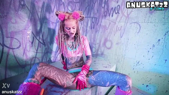 Tattooed solo girl gets double penetration with toys