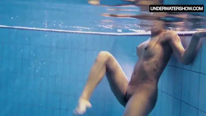 Teen in pink top undresses after wet bikini