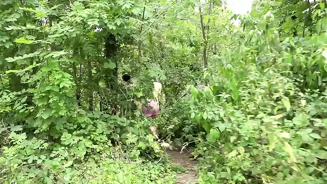 Teenie Hunter's busty office session