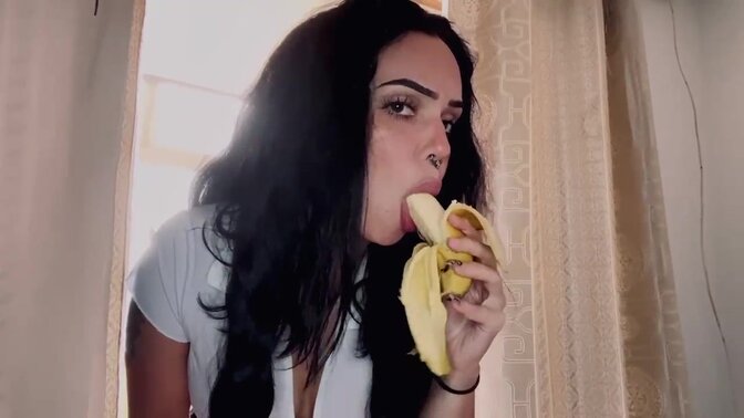 That brunette is a swallower, she eats everything