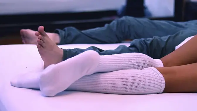 The college friend and the boyfriend′s friend meet at a party and go to his room to have sex while their girlfriends are still alive