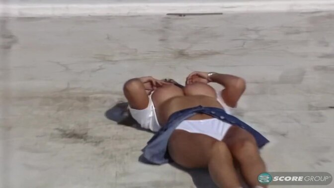 Tianna Thomas, the stunning blonde bombshell, takes off her bikini and