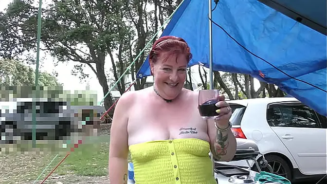 Trashy Kiwi MILF shows off her pierced pussy in public