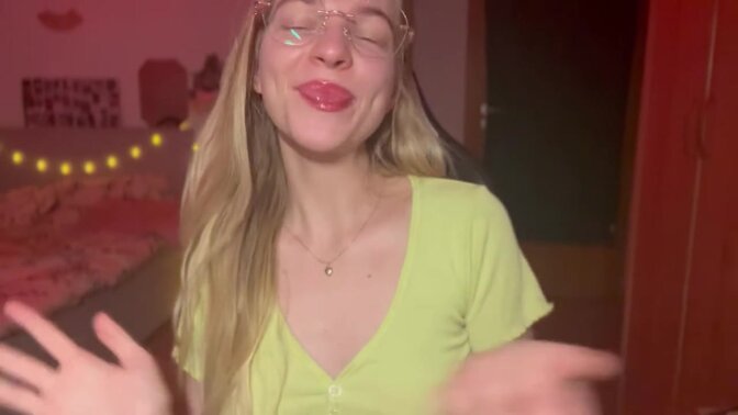 Two hot babes share lucky guy in FFM threesome