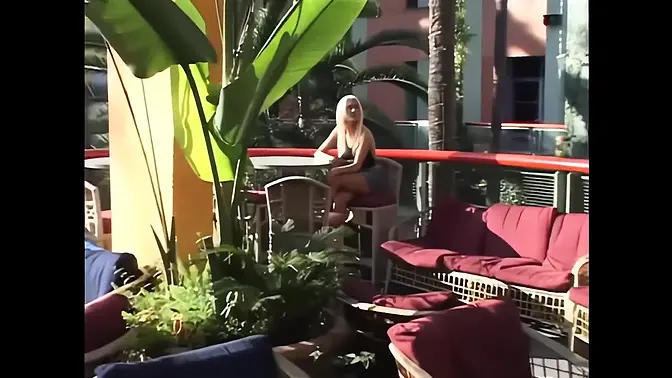 Vintage MILF Melissa Lauren blows massive cock