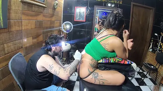 Vlog This Brunette Tattooed Her Ass and Got a Tattoo Like Singer Anita
