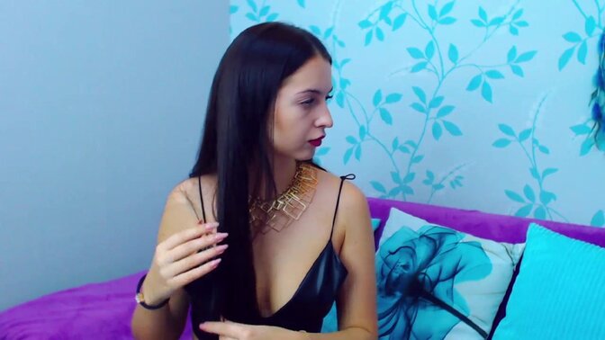 Webcam beauty shows off her cute body