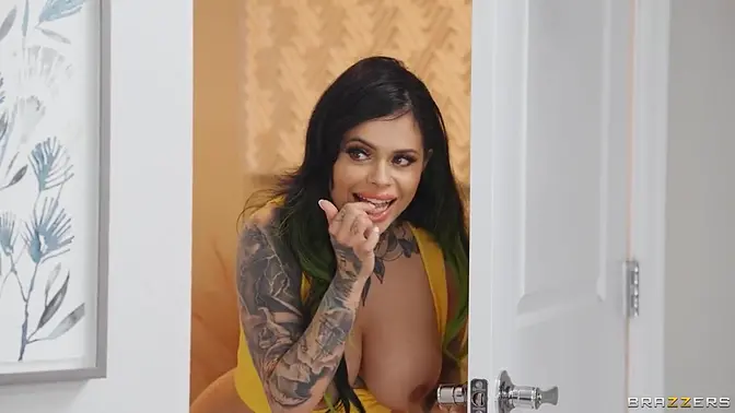 Wife Karen sneaks on her man while he snoozes