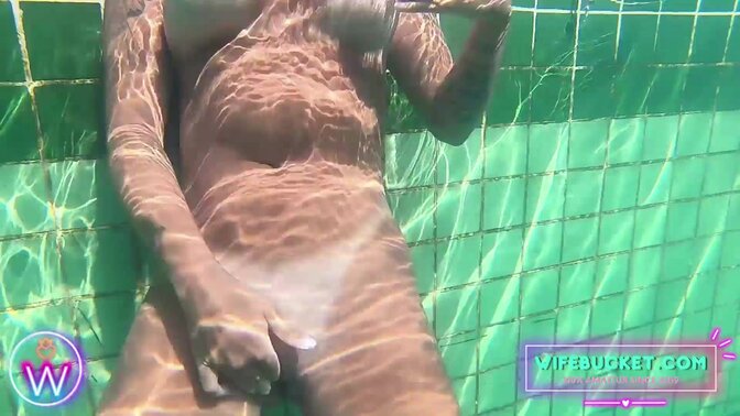 Wifebucket Amateurs - Her pussy looks so puffy under the water