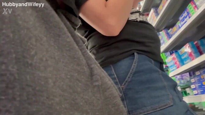 Wifeyy and hubby play naughty in public