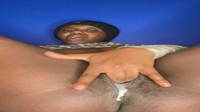 Woke up horny model shows off her pretty, wet pussy as she rubs one out 