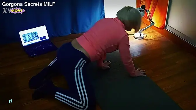 Working MILF gives a blowjob and gets a creampie