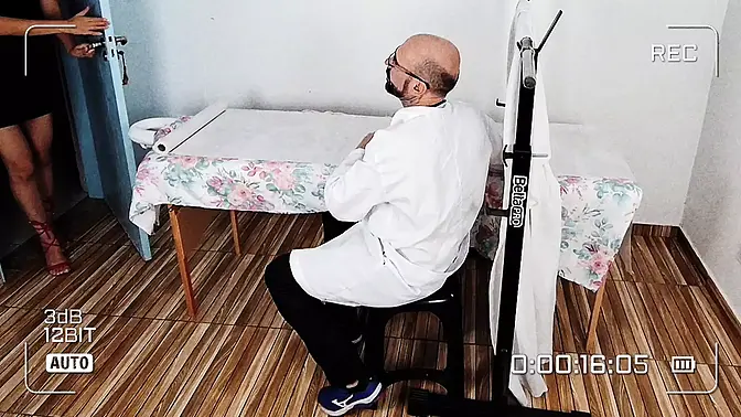 Young amateur gets fucked during fake gyno exam