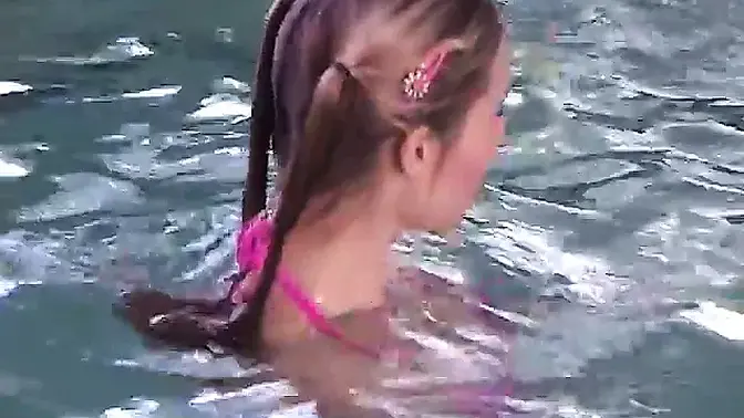 Young nympho experiments with anal and vaginal sex in the pool